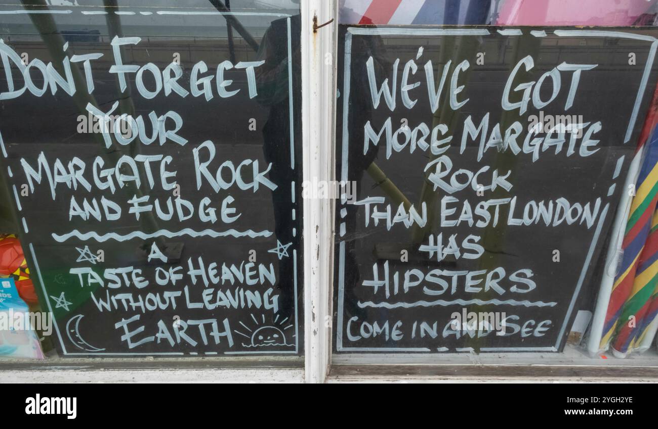 England, Kent, Margate, Die Altstadt, Souvenirladen, Amüsanter Werbespot Im Fenster Stockfoto