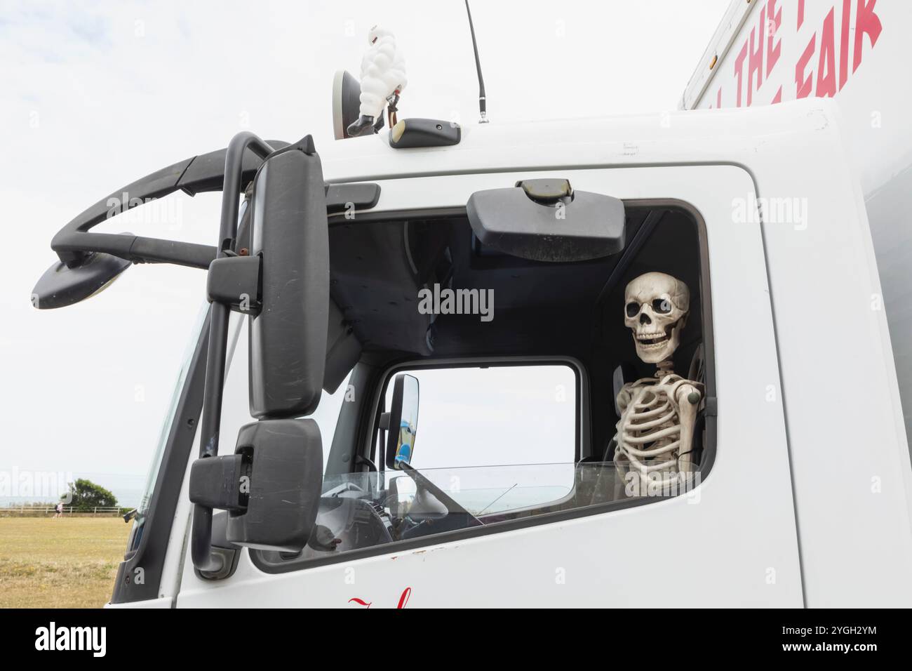 England, Kent, Margate, Margate Carnival, lustiges Bild von Skelett auf dem Truck Driver Beifahrersitz Stockfoto