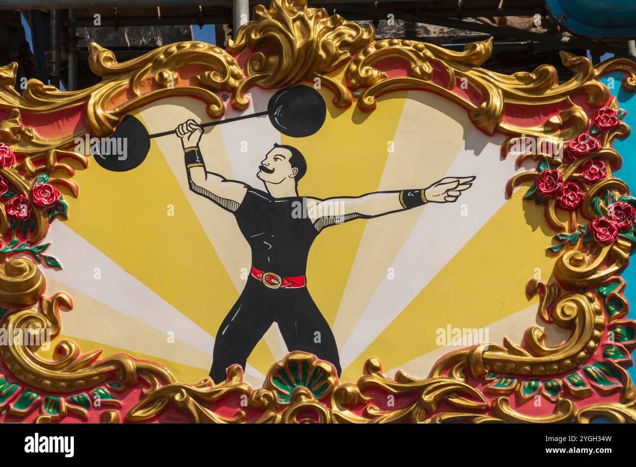 England, Kent, Margate, The Historic Dreamland Amusement Park, Vintage-Dekoration mit Strong man, der Barbells hebt Stockfoto