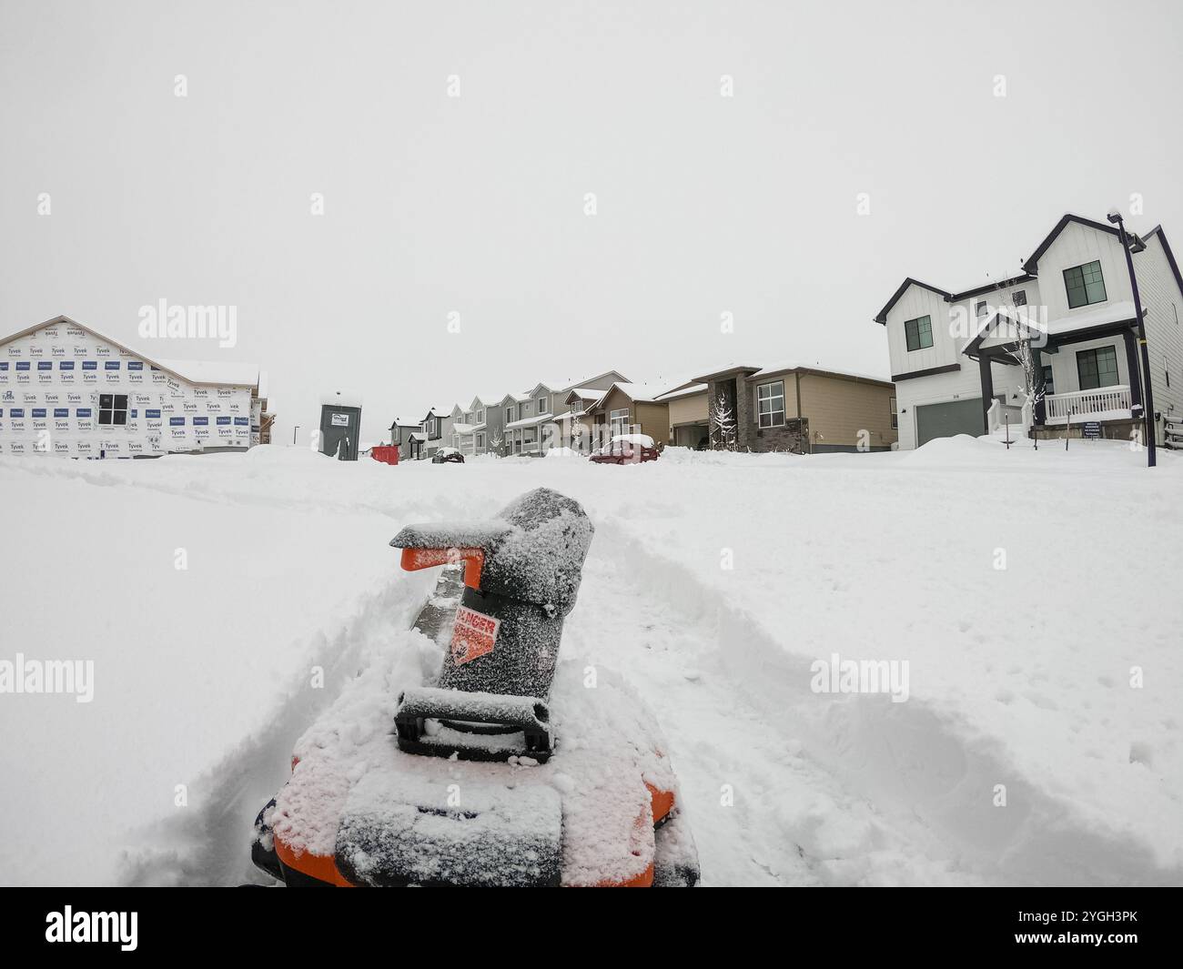 Der Winter bietet eine schneebedeckte Nachbarschaftsszene Stockfoto