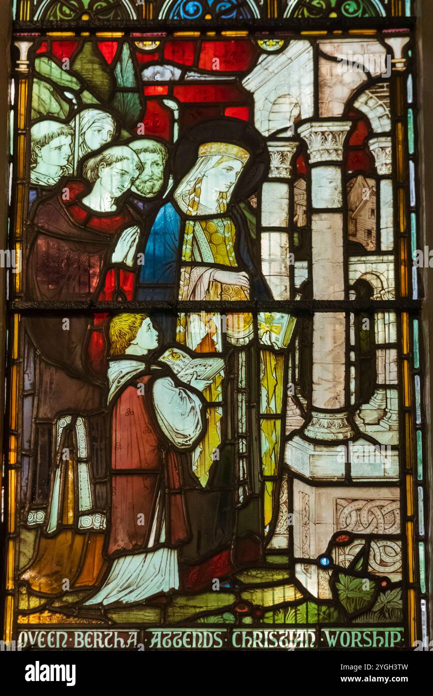 England, Kent, Canterbury, St. Martin's Church, Buntglasfenster, in dem Königin Bertha bei christlichem Gottesdienst dargestellt wird Stockfoto