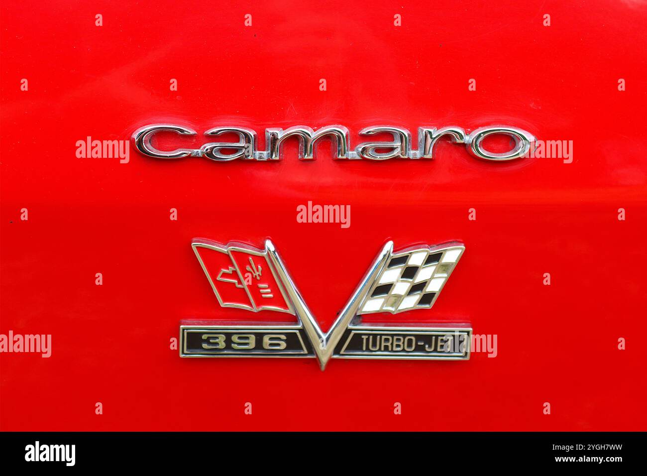 Nahaufnahme eines 1967 - 1969 Chevrolet Camaro 396 RS Turbojet Chrom-Emblems am vorderen Kotflügel der ersten Generation, das auf scharlachrotem Lack glänzt. Stockfoto