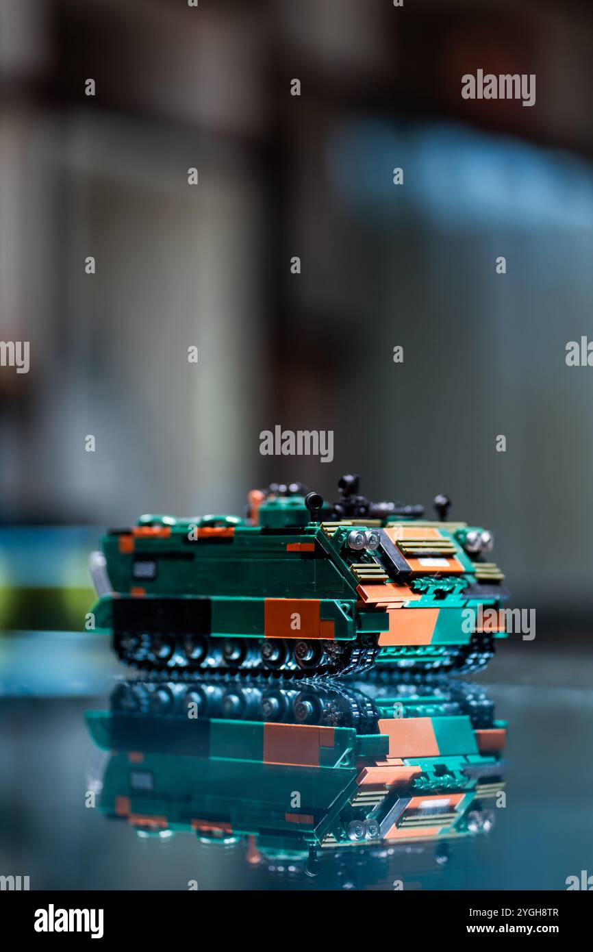 Kunststoffspielzeugmodell des modernen gepanzerten Personalträgers M113, Bausteinbauset APC Stockfoto