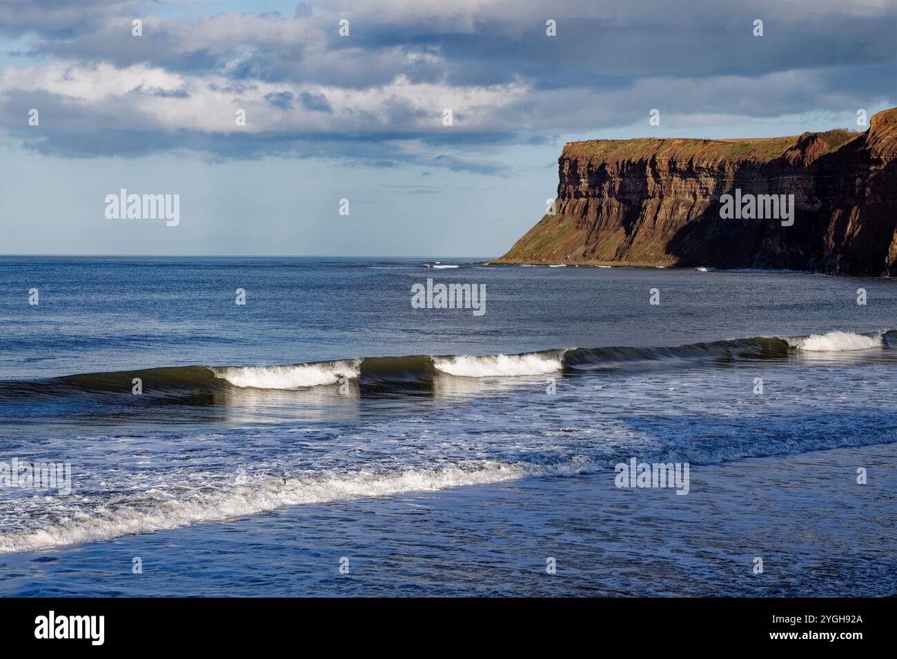 Das Meer am Fuße von Hunt Cliff, Saltburn, England. Stockfoto