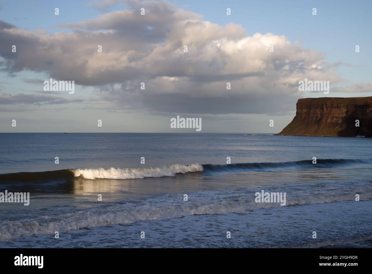 Das Meer am Fuße von Hunt Cliff, Saltburn, England. Stockfoto