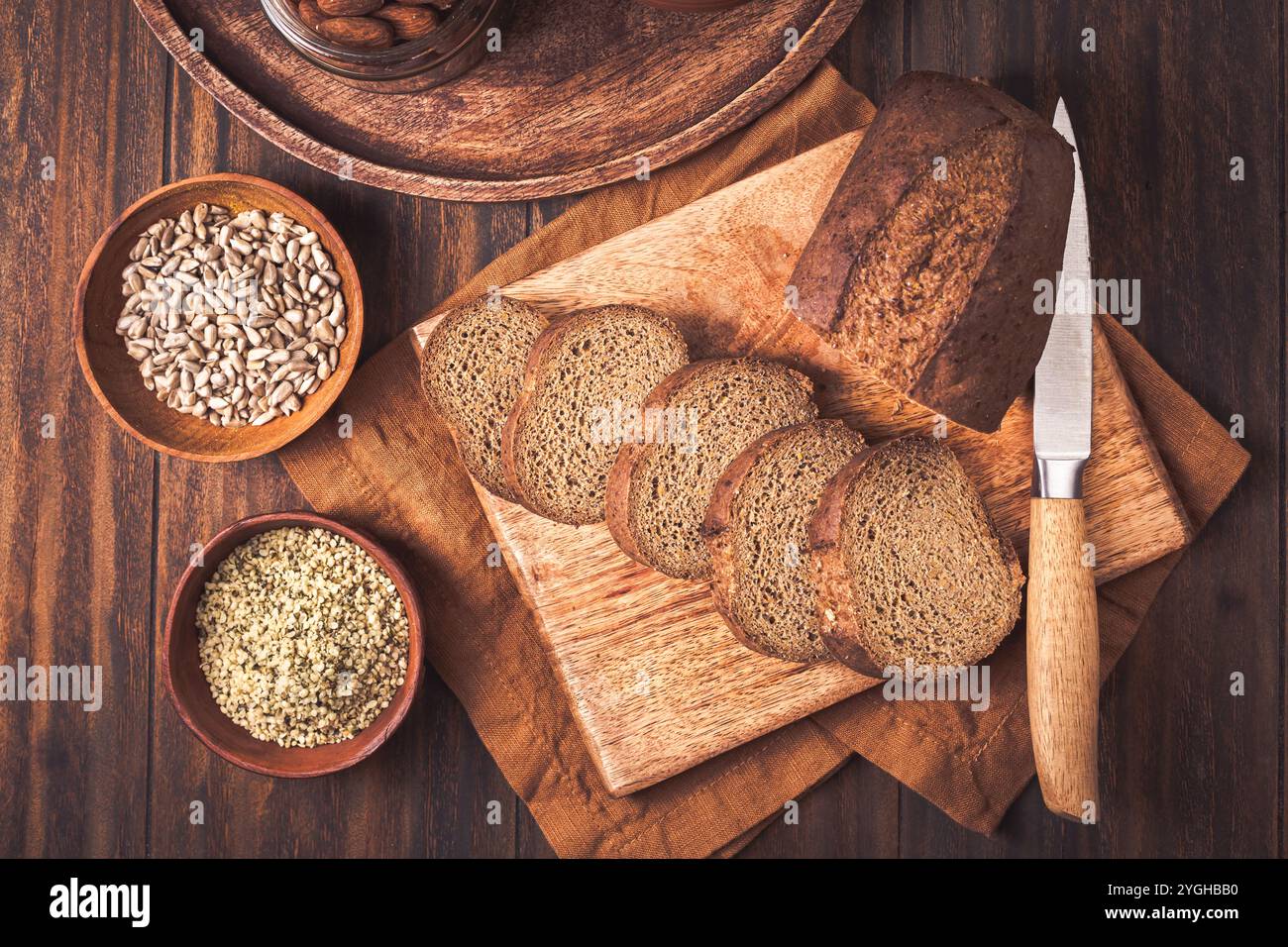 Glutenfreies Brot, hausgemachtes Paleo- oder ketogenes Brot mit Samen, Nüssen Stockfoto