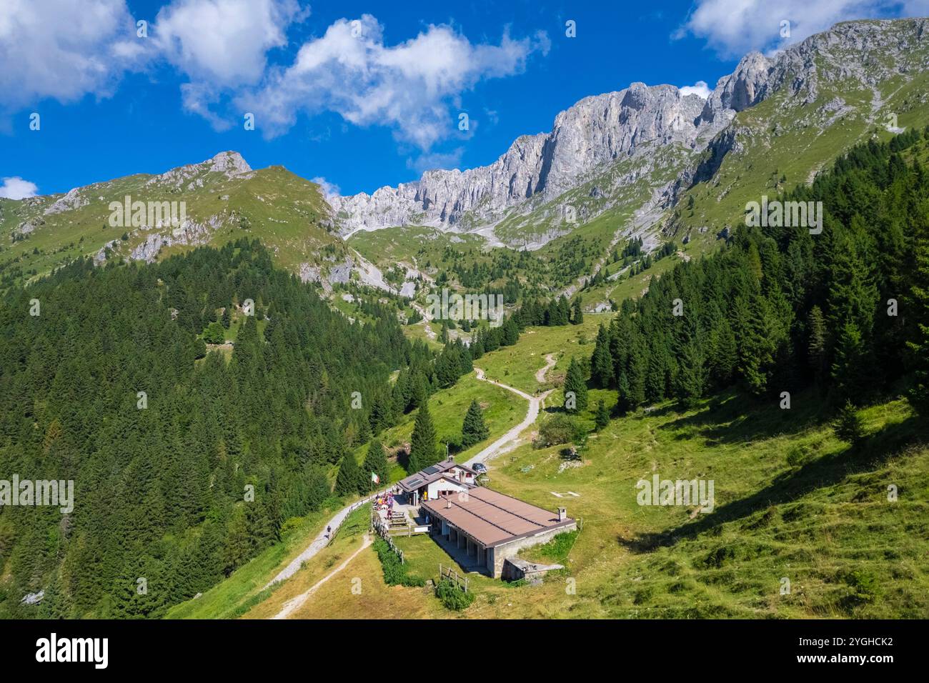 Luftaufnahme der Presolana von der Schutzhütte Cassinelli im Sommer. Castione della Presolana, Val Seriana, Bezirk Bergamo, Lombardei, Italien. Stockfoto