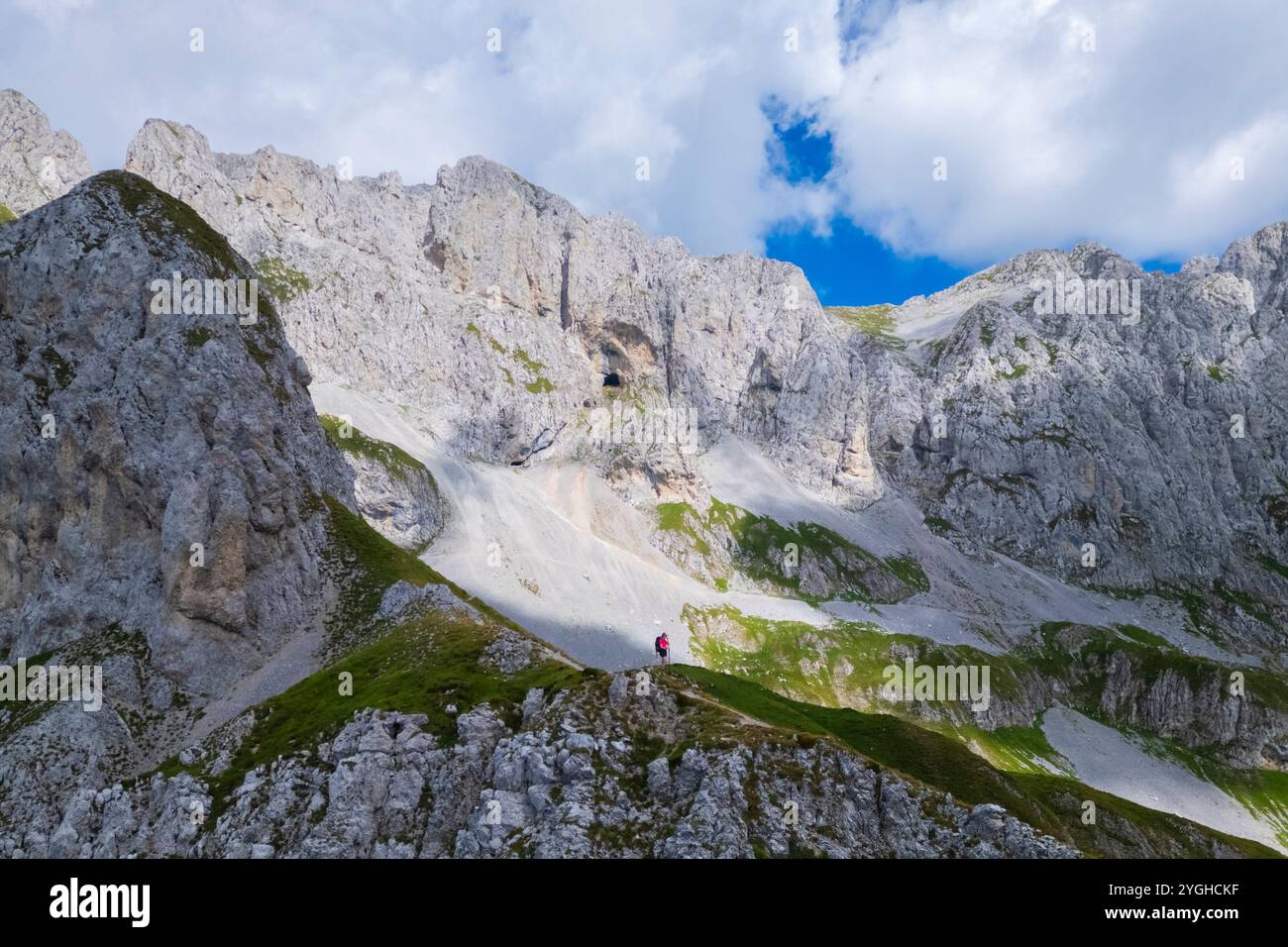 Luftaufnahme der Presolana im Sommer vom Passo Pozzera. Castione della Presolana, Val Seriana, Bezirk Bergamo, Lombardei, Italien. Stockfoto