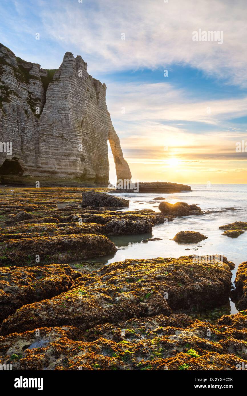 Sonnenuntergang an der Klippe und dem Bogen von Etretat, Octeville sur Mer, Le Havre, seine Maritime, Normandie, Frankreich, Westeuropa. Stockfoto