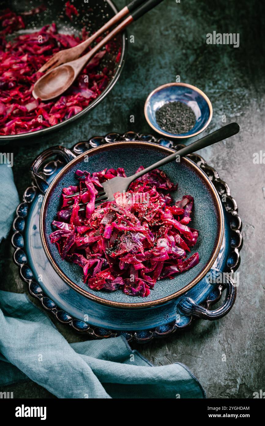 Hausgemachter eingelegter Rotkohl mit Chili, Knoblauch und Sesamsamen Stockfoto