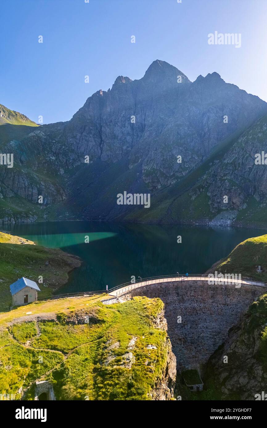 Blick aus der Vogelperspektive auf den Berg Aga und den Lago del Diavolo im Sommer. Carona, Val Brembana, Alpi Orobie, Bergamo, Provinz Bergamo, Lombardei, Italien, Europa. Stockfoto