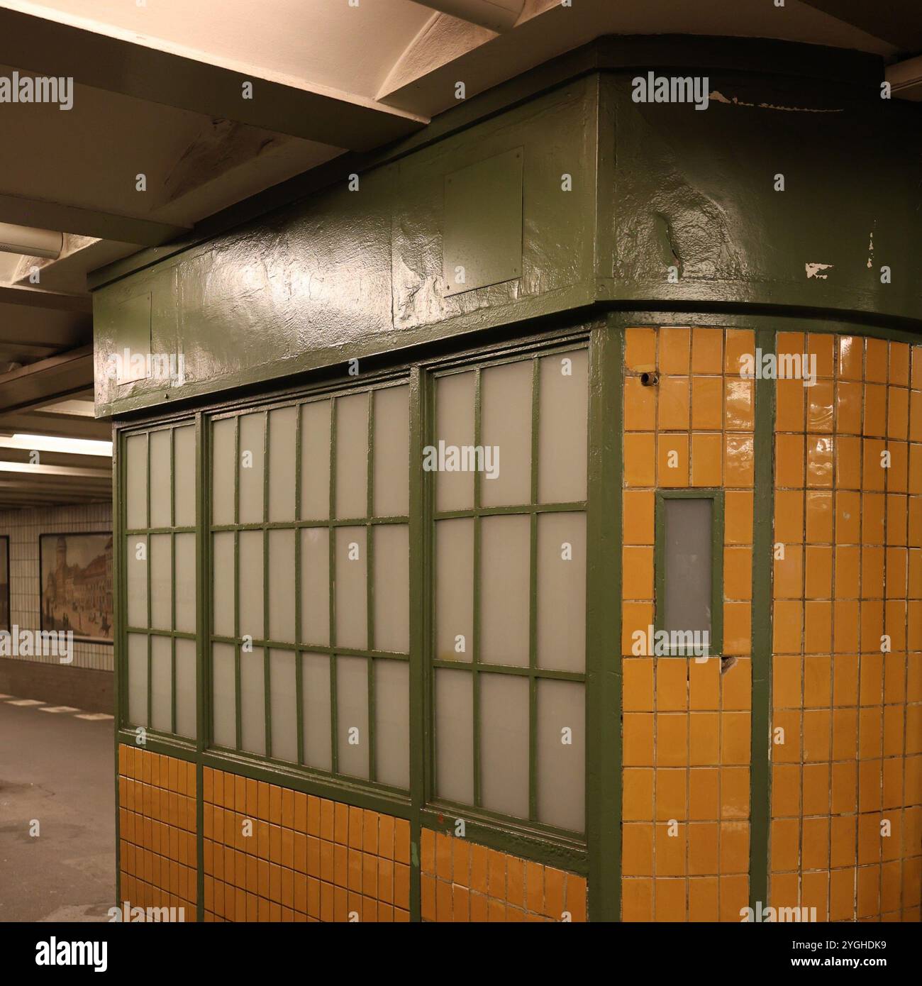 Hausvogteiplatz. U-Bahn. Jugendstil. Sechseckig. Kassenhäuschen. Orange. Orange Fliesen. Milchglas. Jugendstil. Sechseckig. Ticketstand. Orangefarbene Fliesen. Stockfoto