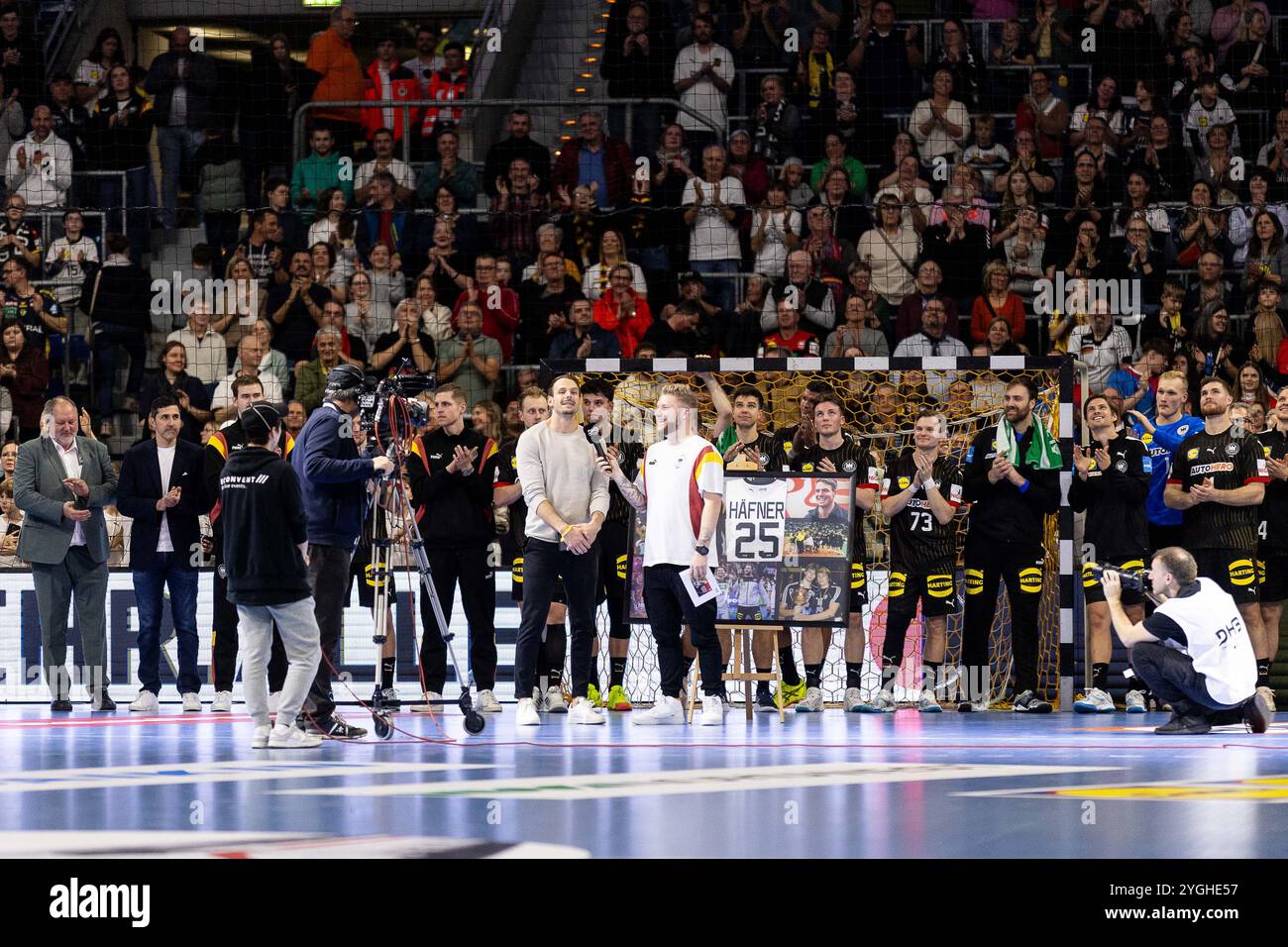 Der langjaehrige Nationalspieler des DHB Kai Haefner wird Handball-Nationalmannschaft Deutschland DHB (GER) vs. Handball Schweiz Suisse (SUI), Handball, Maenner, EHF EURO Qualifiers, 1. Spieltag, Spielzeit 2024/2025, 07.11.2024 Foto: Eibner-Pressefoto/Oliver Schmidt Stockfoto