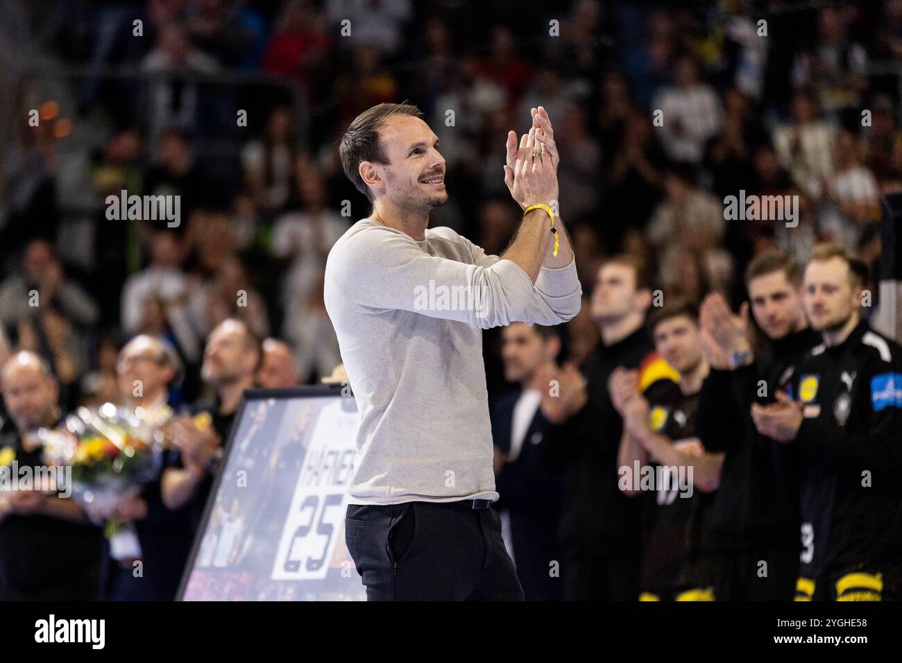 Der langjaehrige Nationalspieler des DHB Kai Haefner wird Handball-Nationalmannschaft Deutschland DHB (GER) vs. Handball Schweiz Suisse (SUI), Handball, Maenner, EHF EURO Qualifiers, 1. Spieltag, Spielzeit 2024/2025, 07.11.2024 Foto: Eibner-Pressefoto/Oliver Schmidt Stockfoto