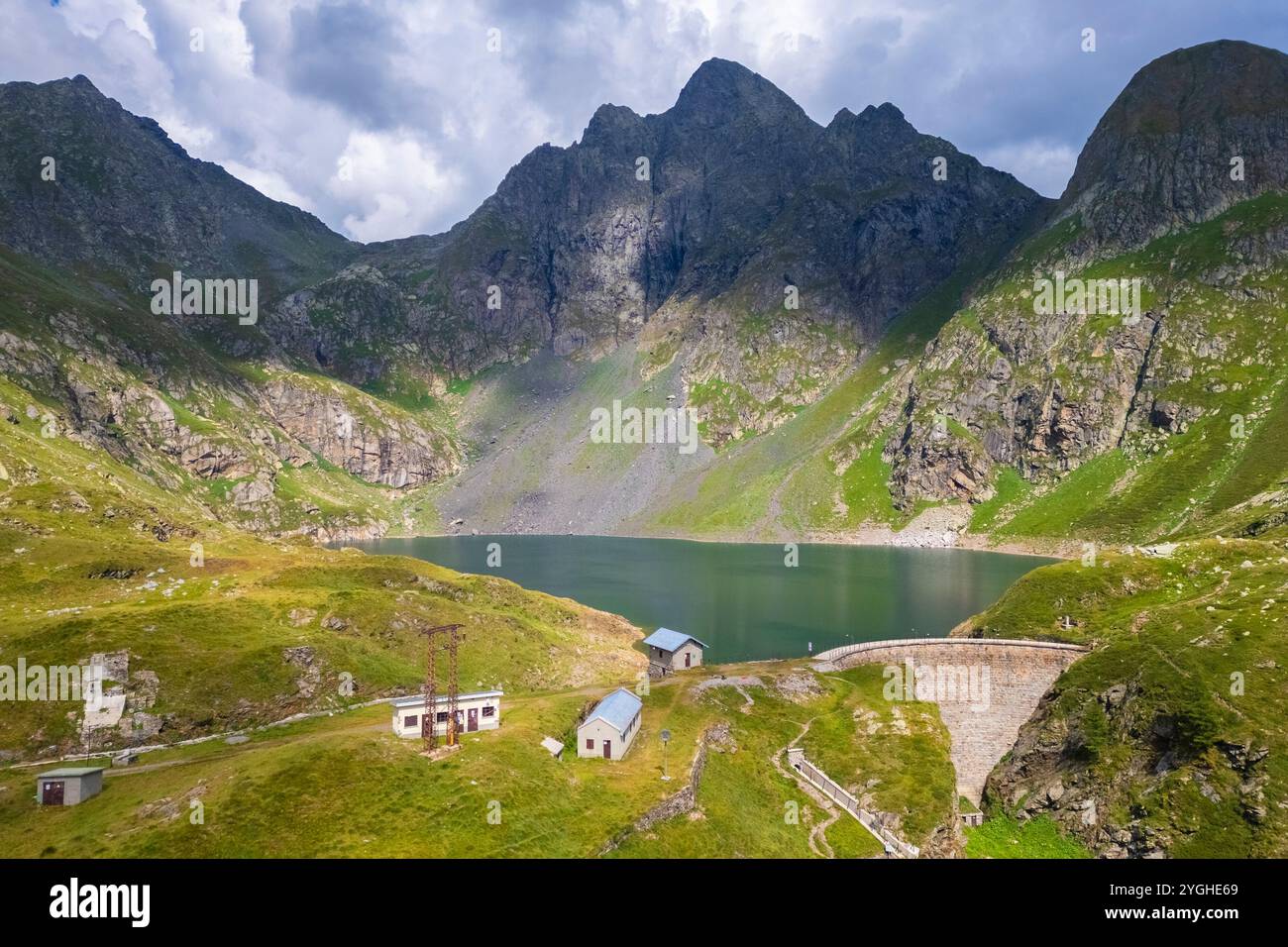 Blick aus der Vogelperspektive auf den Berg Aga und den Lago del Diavolo im Sommer. Carona, Val Brembana, Alpi Orobie, Bergamo, Provinz Bergamo, Lombardei, Italien, Europa. Stockfoto