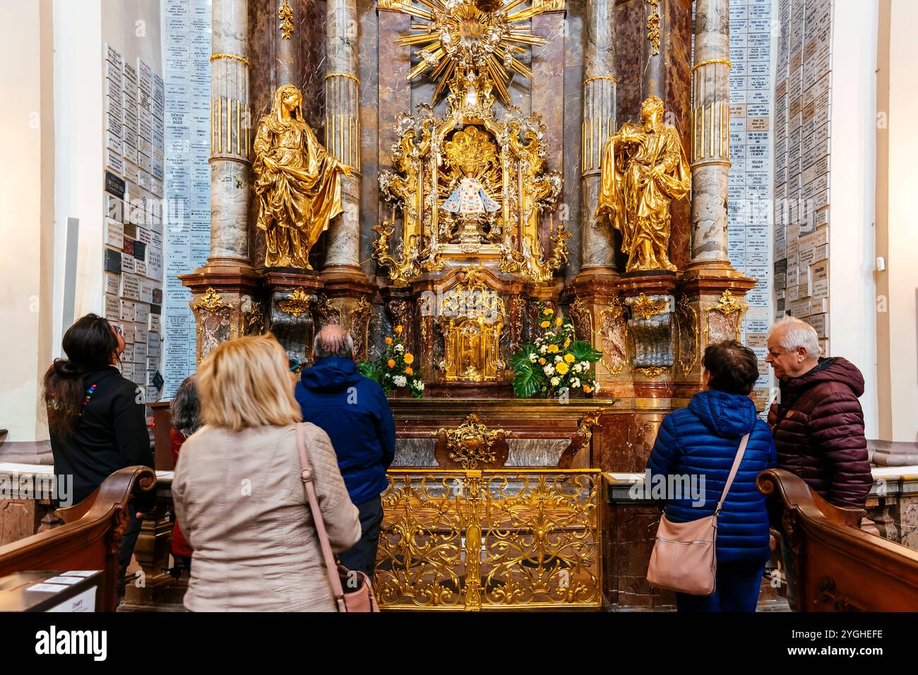 Pilger in der Kirche, die auf den Altar des Jesuskindes von Prag blicken. Die Kirche unserer Lieben Frau der Siege. Prag, Tschechische Republik, Europa Stockfoto
