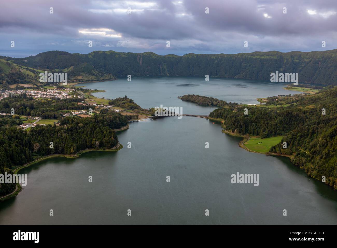 Lagoa das Sete Cidades ist ein Zwillingssee im Krater eines ruhenden Vulkans auf der Insel Sao Miguel auf den Azoren. Stockfoto