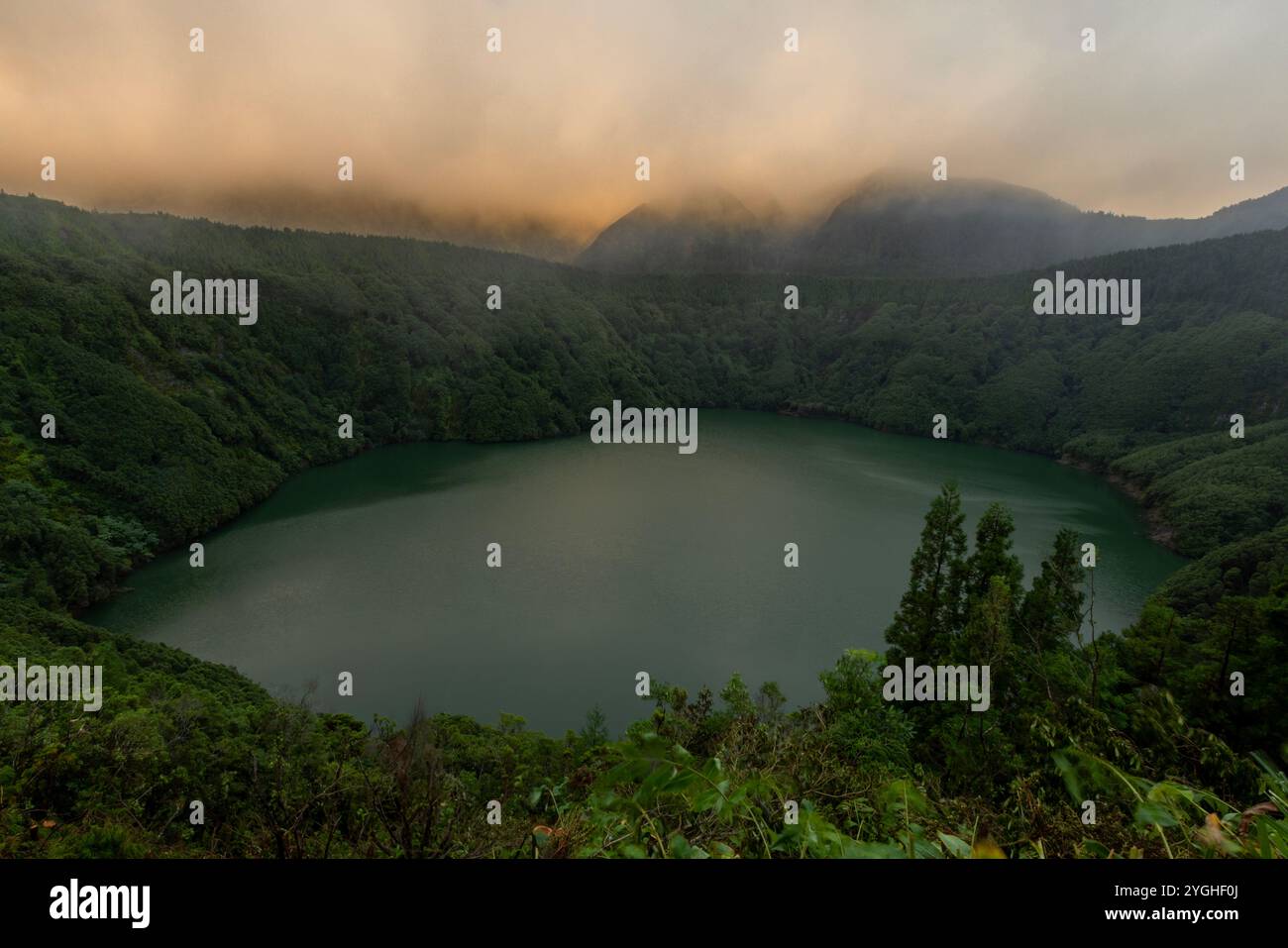 Die Lagoa de Santiago ist ein Kratersee, der eng mit der vulkanischen Bildung des Sete Cidades Massivs auf der Insel Sao Miguel auf den Azoren verbunden ist. Stockfoto
