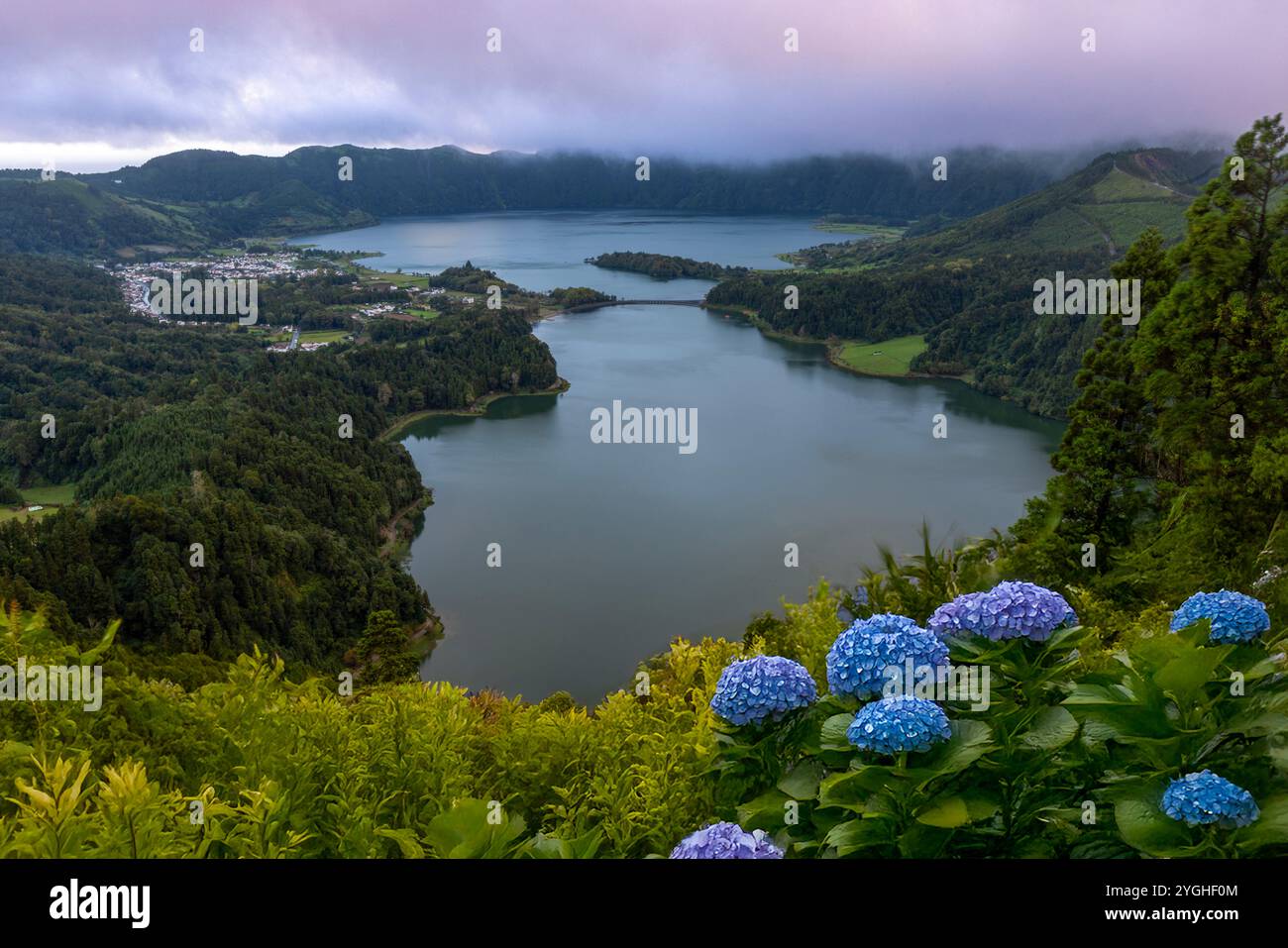 Lagoa das Sete Cidades ist ein Zwillingssee im Krater eines ruhenden Vulkans auf der Insel Sao Miguel auf den Azoren. Stockfoto