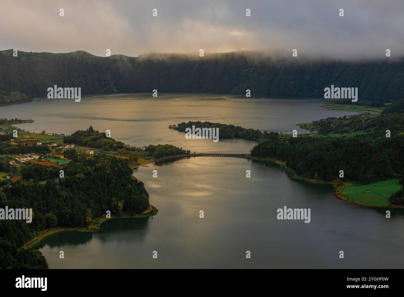 Lagoa das Sete Cidades ist ein Zwillingssee im Krater eines ruhenden Vulkans auf der Insel Sao Miguel auf den Azoren. Stockfoto