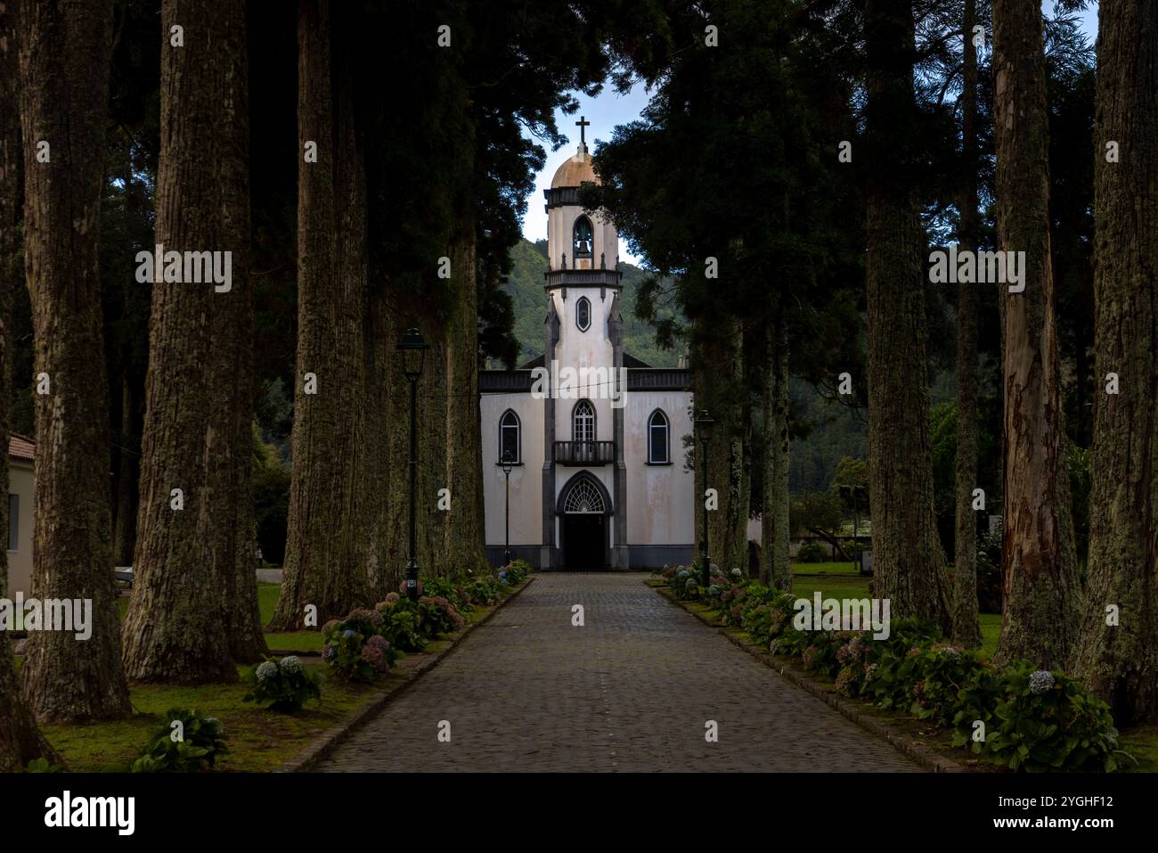 Die Kirche Igreja de São Nicolau in Sete Cidades im westlichen Teil der Insel Sao Miguel auf den Azoren. Stockfoto