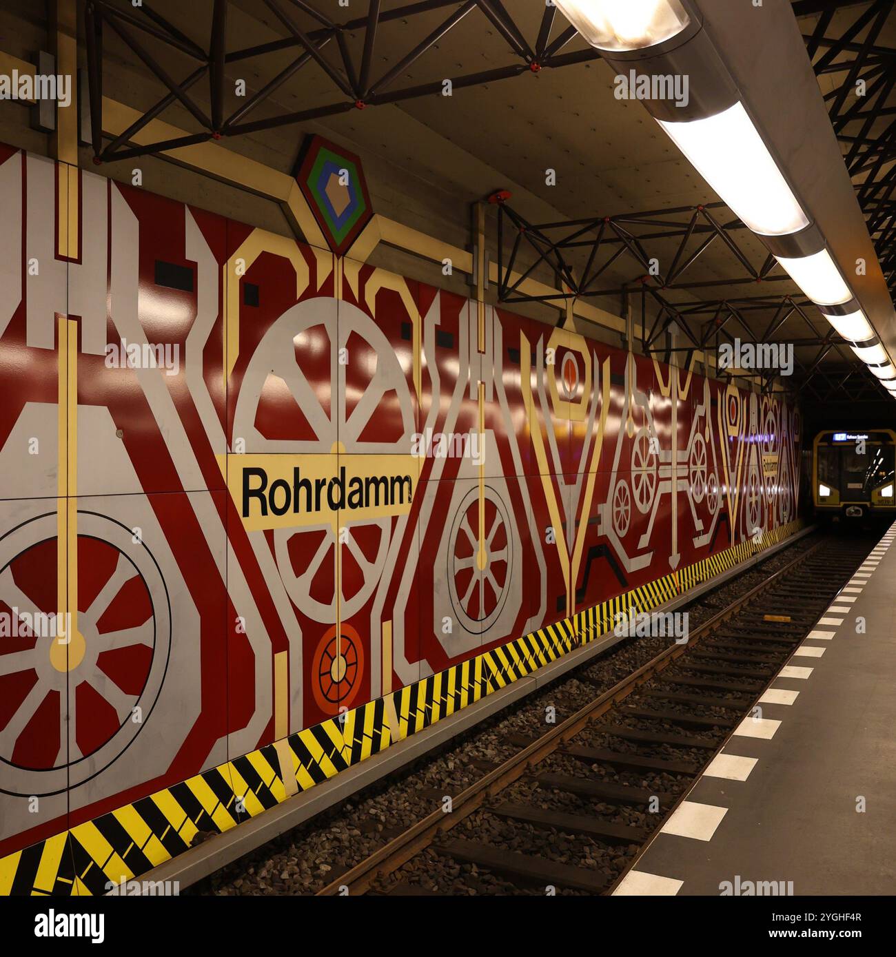 Rohrdamm. U-Bahn. Berlin. Siemens. Technik. Zahnrad. Maschine. Rad. Futuristisch. Technologie. Zahnrad. Rad. Maschine. Futuristisch. Design. Kunst. Stockfoto