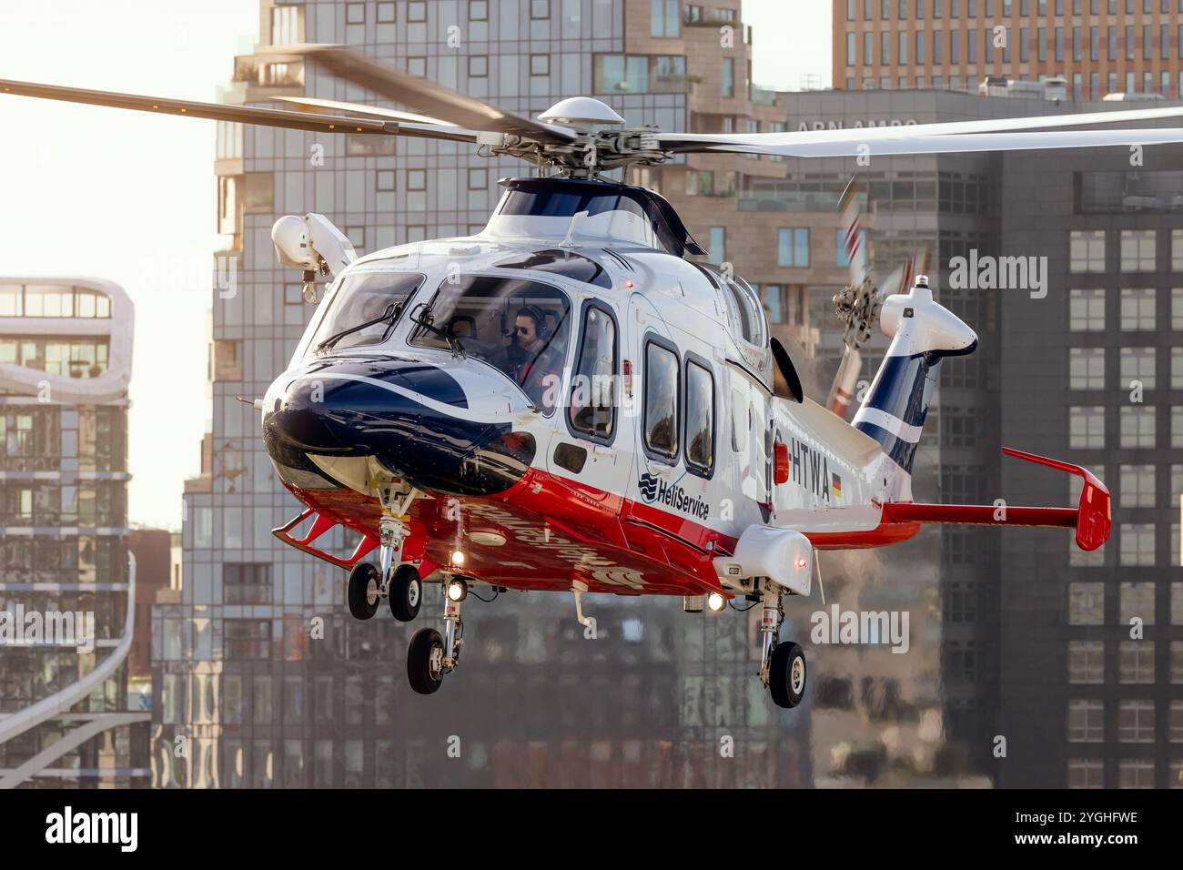 Leonardo (AgustaWestland) AW169 Hubschrauber, der bei den europäischen Rotoren 2024 im RAI Amsterdam Convention Centre ankommt. Amsterdam, Niederlande - 2. November Stockfoto