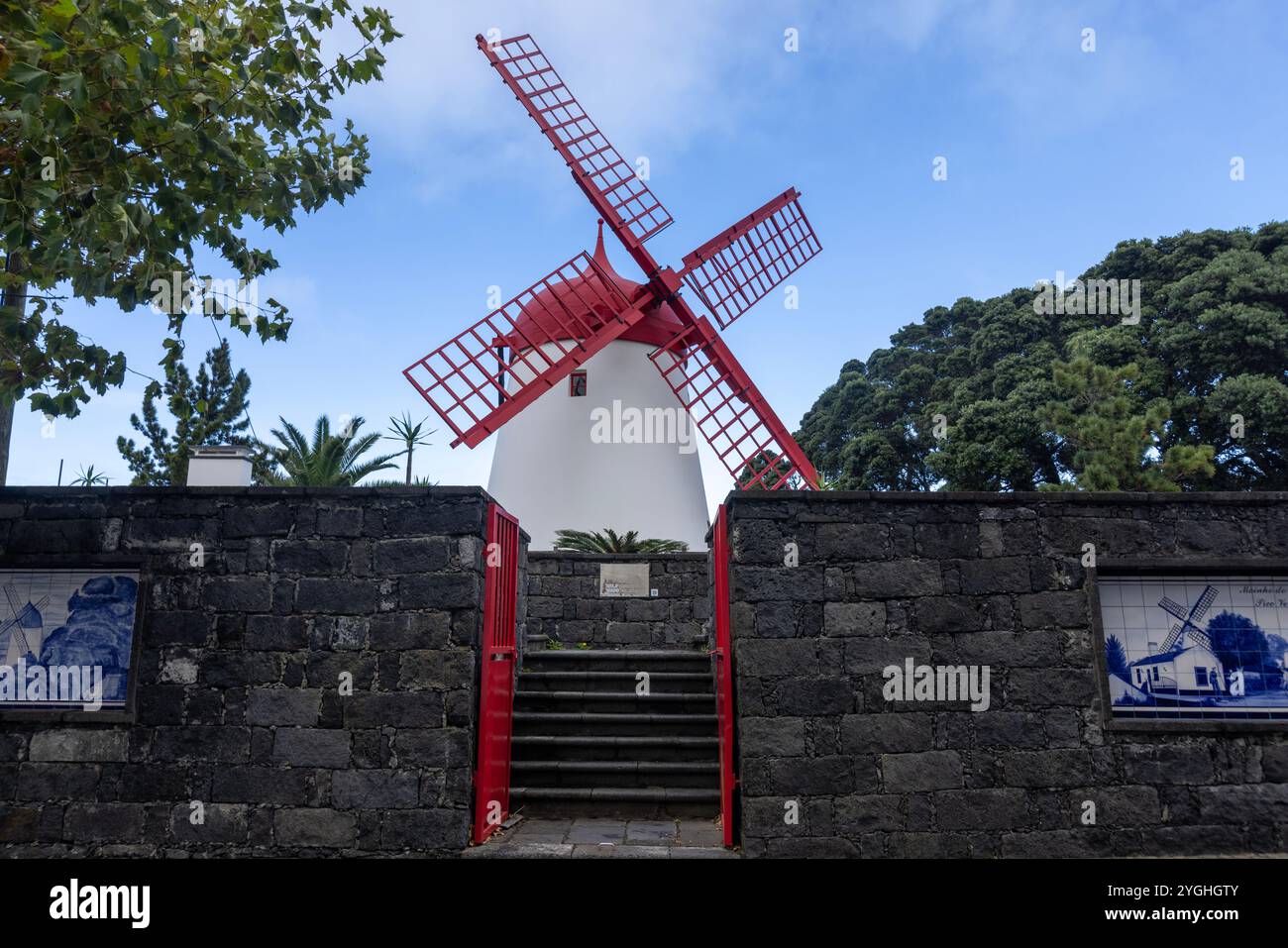 Die Mühle Pico Vermelho ist eine der wenigen ihrer Art, die noch auf der Insel São Miguel steht. Stockfoto