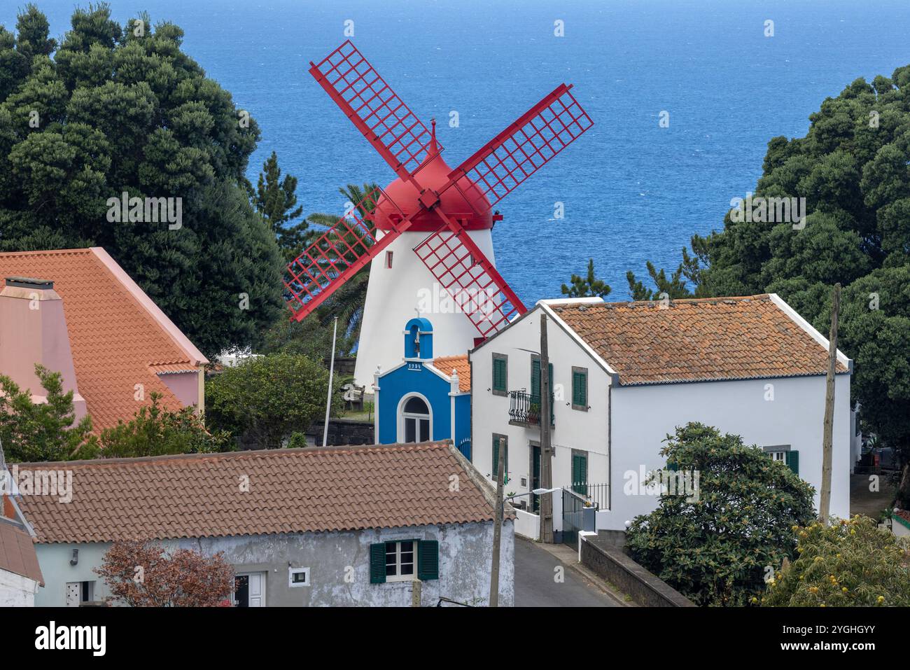 Die Mühle Pico Vermelho ist eine der wenigen ihrer Art, die noch auf der Insel São Miguel steht. Stockfoto