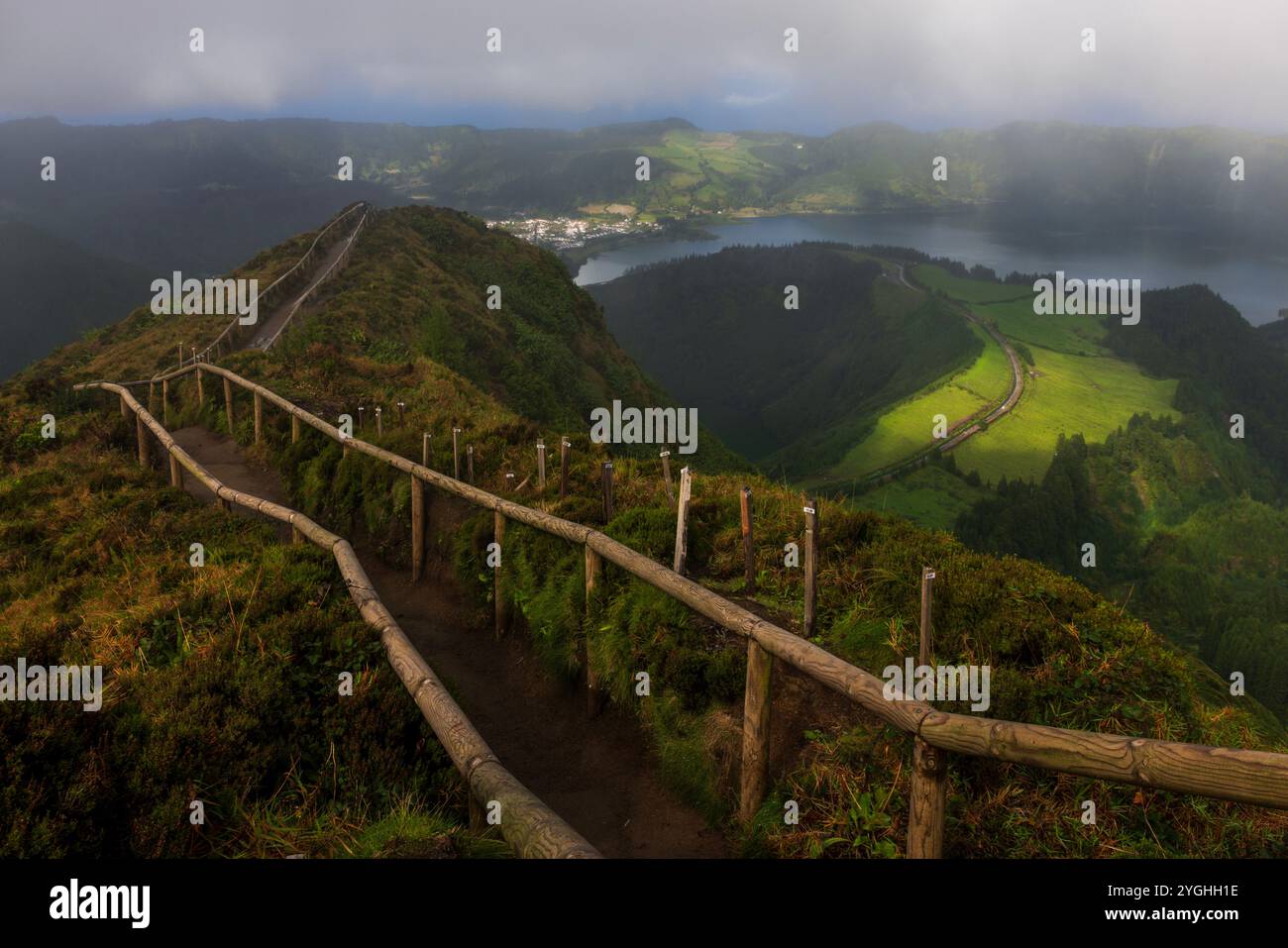 Das Miradouro da Boca do Inferno ist einer der berühmtesten Ausblicke auf die Azoren. Stockfoto