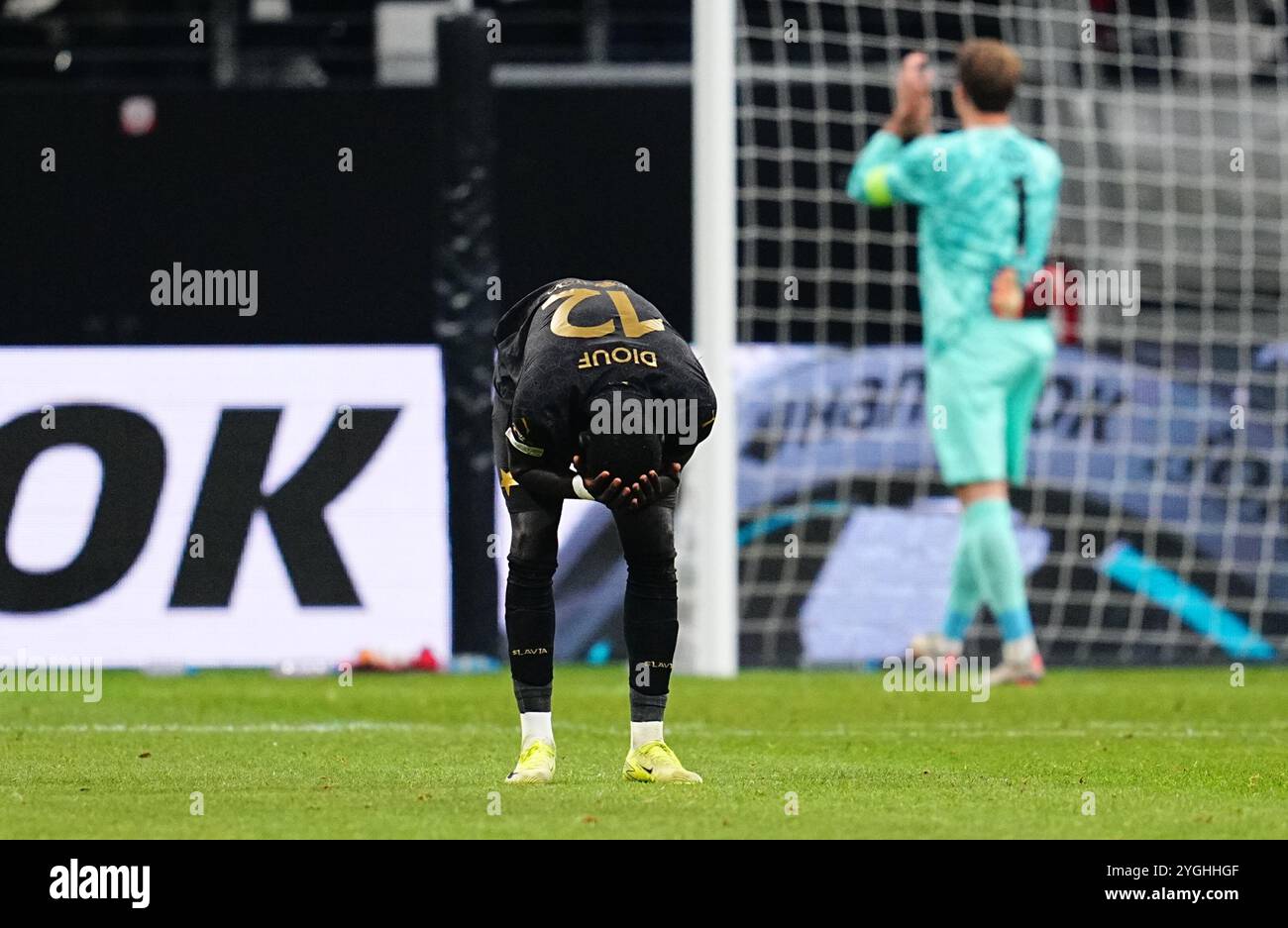 Deutsche Bank Park, Frankfurt, Deutschland. November 2024. El Hadji Malick Diouf von SK Slavia Prag mit Verzweiflung während eines Spiels der Europa League Runde 4, Eintracht Frankfurt gegen SK Slavia Prag, im Deutschen Bank Park, Frankfurt, Deutschland. Ulrik Pedersen/CSM (Bild: © Ulrik Pedersen/Cal Sport Media). Quelle: csm/Alamy Live News Stockfoto