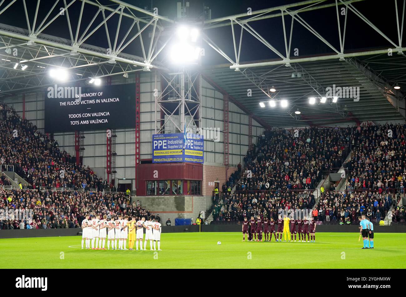 Die Spieler beider Teams halten vor dem Spiel der UEFA Europa Conference League im Tynecastle Park, Edinburgh, eine Schweigeminute für die Überschwemmungsopfer in Valencia (Spanien) ein. Bilddatum: Donnerstag, 7. November 2024. Stockfoto