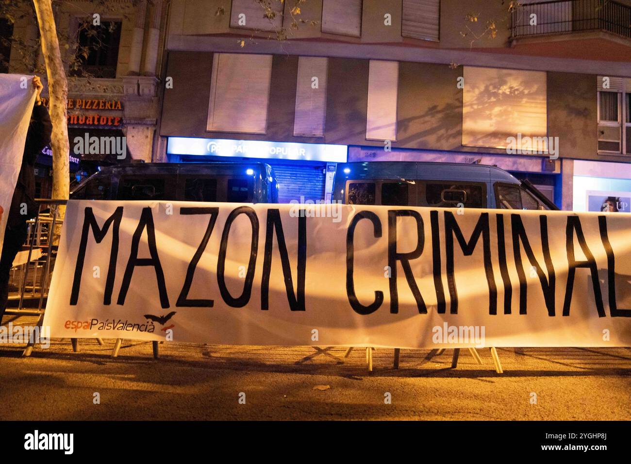 Protest vor dem Hauptquartier der Volkspartei in Barcelona gegen den Umgang der regionalen und nationalen Regierungen mit der DANA-Tragödie in Valencia. Die Demonstranten skandierten Slogans, die zum Rücktritt von Mazón aufriefen, und warfen Schlamm.* Manifestación frente a la sede del Partido Popular en Barcelona, en contra de la autonómico que tanto el gobierno gestión como el estatal han hecho de la tragedia de la DANA en Valencia. Los manifestantes corearon consignas pidiendo la dimisión de Mazón y lanzaron barro. News-Politics-Barcelona, Spanien Donnerstag, November, 0 Stockfoto