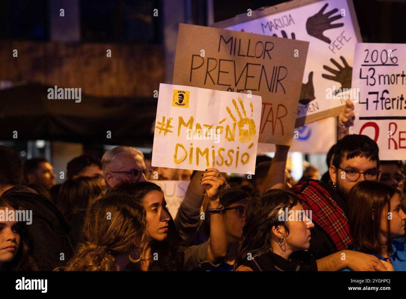 Protest vor dem Hauptquartier der Volkspartei in Barcelona gegen den Umgang der regionalen und nationalen Regierungen mit der DANA-Tragödie in Valencia. Die Demonstranten skandierten Slogans, die zum Rücktritt von Mazón aufriefen, und warfen Schlamm.* Manifestación frente a la sede del Partido Popular en Barcelona, en contra de la autonómico que tanto el gobierno gestión como el estatal han hecho de la tragedia de la DANA en Valencia. Los manifestantes corearon consignas pidiendo la dimisión de Mazón y lanzaron barro. News-Politics-Barcelona, Spanien Donnerstag, November, Stockfoto