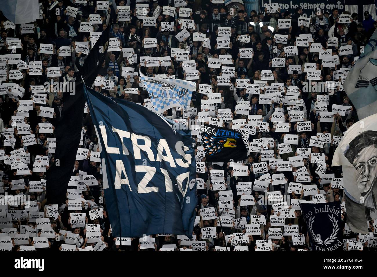 Rom, Italien. November 2024. Lazio-Fans protestieren gegen die UEFA wegen der Disqualifizierung einiger Bereiche der Tribüne während des Europa League-Fußballspiels zwischen SS Lazio und FC Porto im Olimpico-Stadion in Rom (Italien) am 7. November 2024. Quelle: Insidefoto di andrea staccioli/Alamy Live News Stockfoto