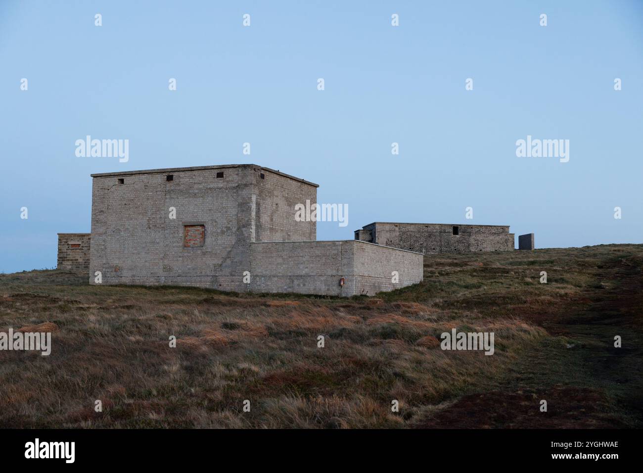 7. November 2024, Dunnet Head, Schottland. Verlassene Militärgebäude aus dem 2. Weltkrieg am Dunnet Head Lighthouse. Stockfoto