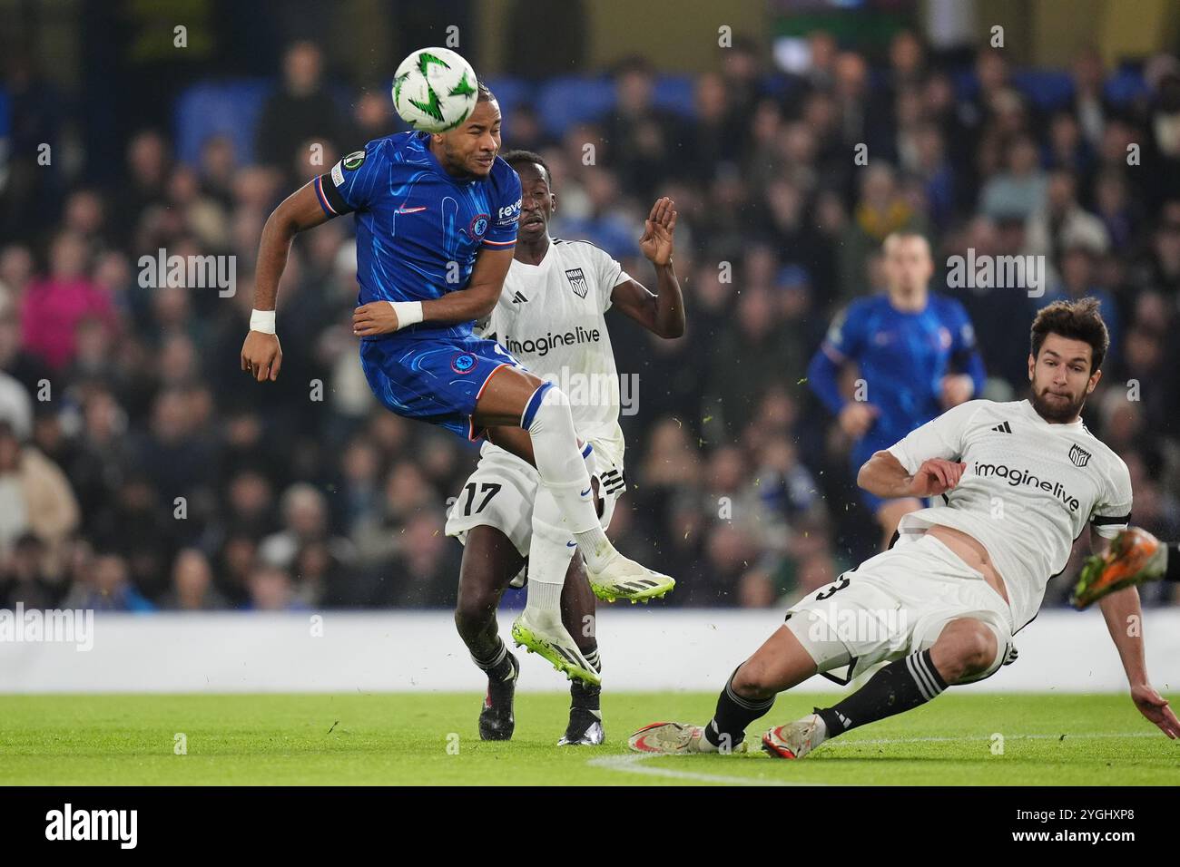 Chelsea's Christopher Nkunku (links) versucht einen Torschuss während des Spiels der UEFA Europa Conference League in Stamford Bridge, London. Bilddatum: Donnerstag, 7. November 2024. Stockfoto