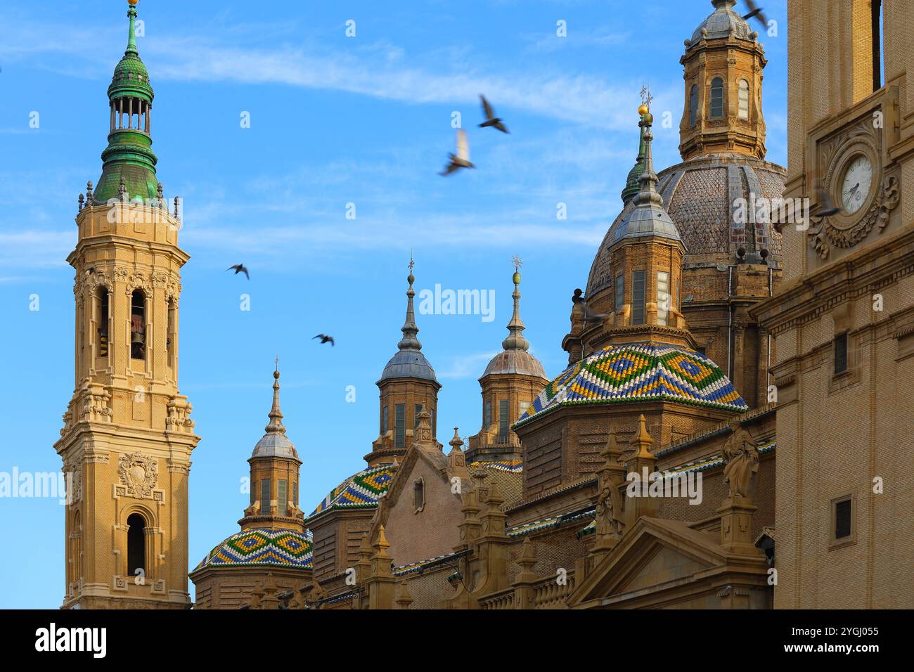 Nahaufnahme der Basilika unserer Lieben Frau von der Säule in Saragossa Stadt, Aragon in Spanien. Stockfoto