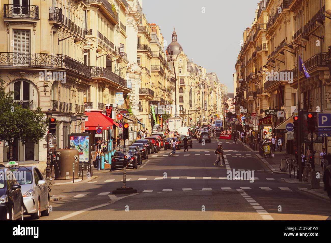 Paris, Frankreich - 6. Mai 2019 : Blick auf die Straße im historischen Zentrum von Paris, Frankreich Stockfoto