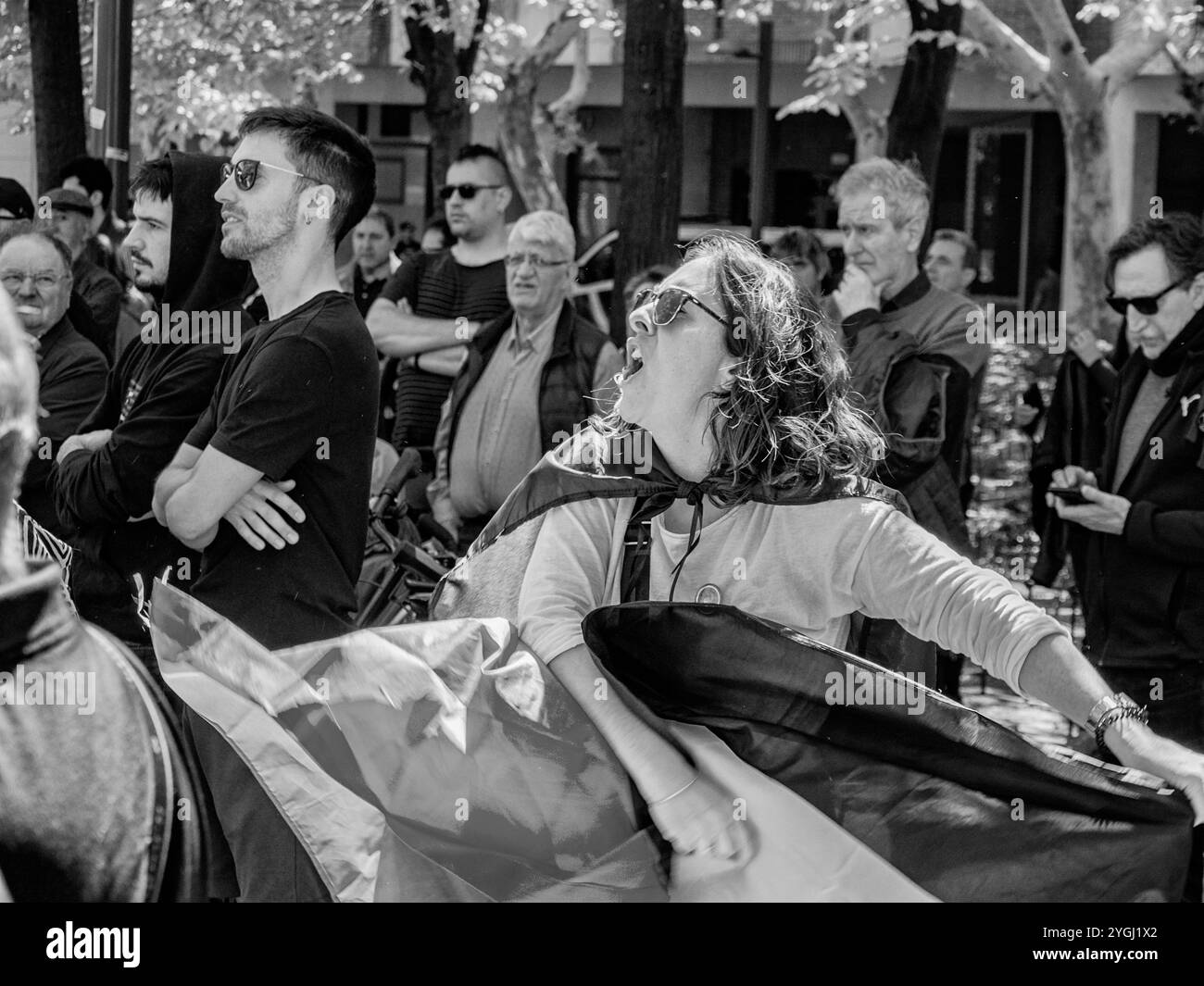 Logroño, La Rioja, Spanien. April 2024. Leidenschaftlicher Demonstrant, der während einer öffentlichen, pro-palästinensischen Demonstration Emotionen ausdrückt und einen rohen Moment bürgerlichen Aktivismus in Schwarz-weiß-Straßenfotografie festhält. Stockfoto