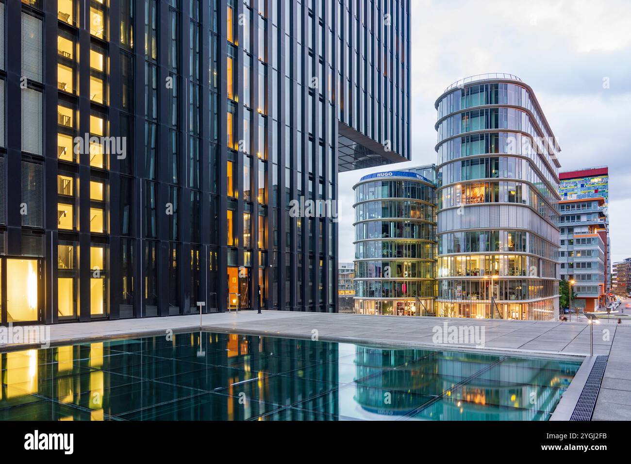 Düsseldorf, Medienhafen, Haus Hafenspitze mit Hotel Hyatt Regency (links), Bürogebäude Speditionstraße 17 am Julo-Levin-Ufer in Dü Stockfoto