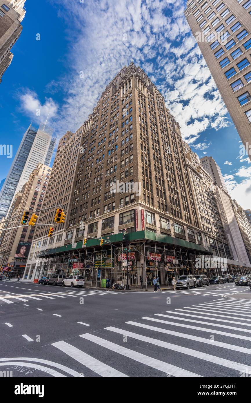 New York, USA - 15. Oktober 2023: Tägliche Szene in Manhattan an der Kreuzung von 8th Avenue und 37th Street. Stockfoto