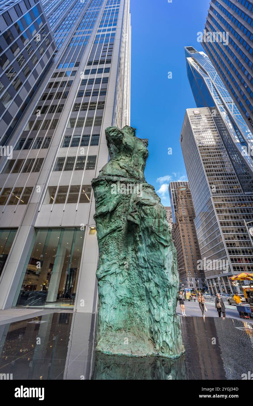 New York, USA - 15. Oktober 2023: Kopflose Venus de Milo Bronzeskulptur aus der Serie „Looking Towards the Avenue“ von Jim Dine. Befindet sich im Kreuz Stockfoto