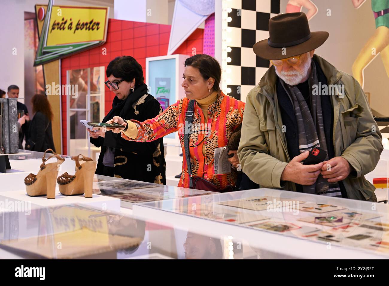 Mailand, Italien Elio Fiorucci Ausstellung auf der Triennale mit Werken und Dokumenten von Elio Fiorucci von 1935 bis 2015 vom 6. November bis 2024. Bis 16. März 2025 im Photo:Works on Display Stockfoto