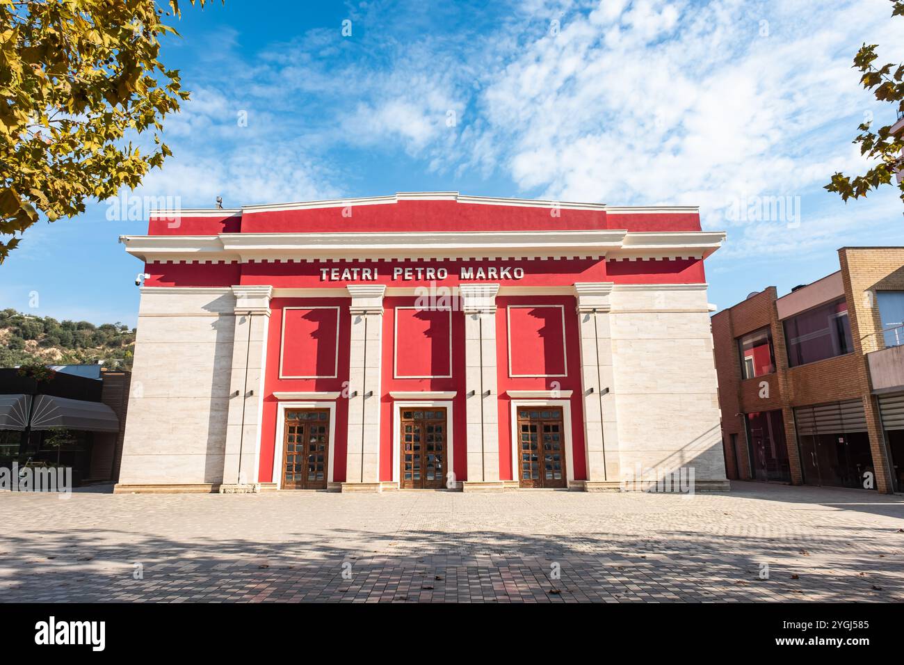 Fassade des albanischen Theaters in Vlore. Wahrzeichen Vlore Albanien, Theater Petro Marko. Rathaus im Stadtzentrum von Vlore. Albanische Kultur, Traditionen a Stockfoto