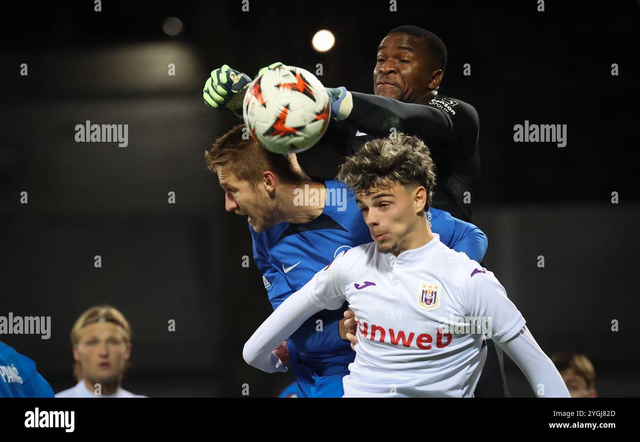 Riga, Lettland. November 2024. Daniels Balodis von FK RFS, Fabrice Ondoa von FK RFS und Anderlechts Tristan Degreef kämpfen um den Ball während eines Fußballspiels zwischen dem lettischen Rigas FS und dem belgischen RSC Anderlecht in Riga, Lettland, am Donnerstag, den 7. November 2024, am vierten Tag der League-Phase des UEFA Europa League-Turniers. BELGA PHOTO VIRGINIE LEFOUR Credit: Belga News Agency/Alamy Live News Stockfoto