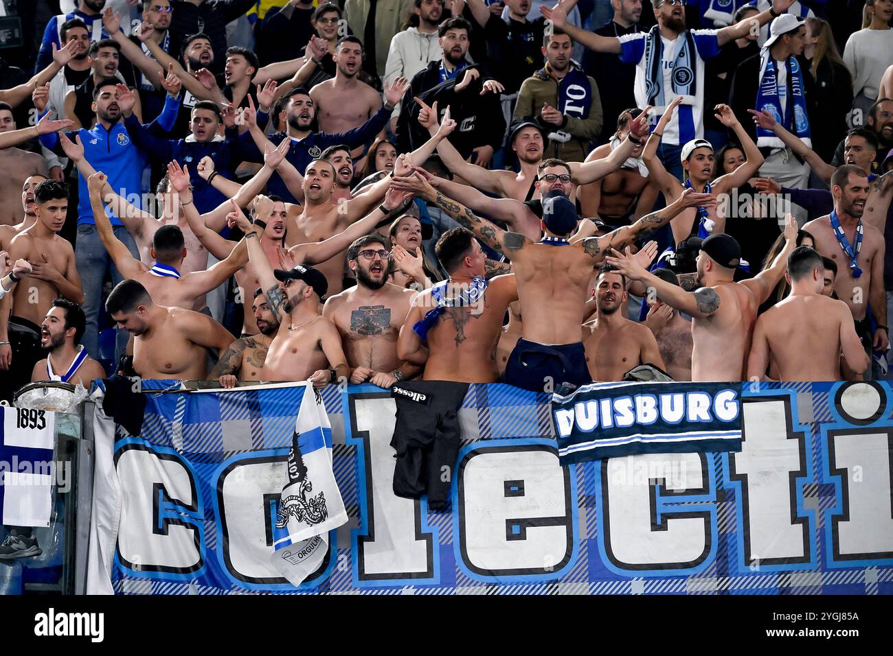 Rom, Italien. November 2024. Porto-Fans jubeln beim Europa League-Fußballspiel zwischen SS Lazio und FC Porto im Olimpico-Stadion in Rom (Italien) am 7. November 2024 an. Quelle: Insidefoto di andrea staccioli/Alamy Live News Stockfoto