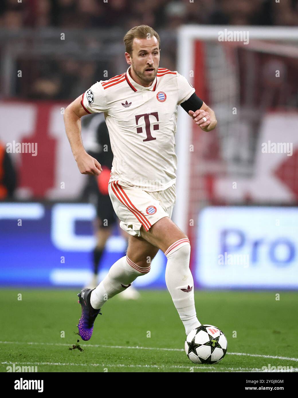 MÜNCHEN – 06. NOVEMBER: Harry Kane von Bayern München läuft mit einem Ball beim Spiel der UEFA Champions League 2024/25 Phase MD4 zwischen dem FC Bayern München und SL Benfica in der Football Arena München am 06. November 2024 in München. Stockfoto