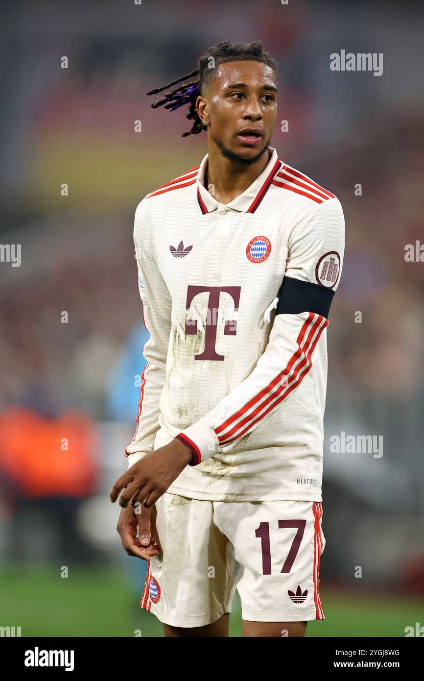 MÜNCHEN: Michael Olise von Bayern Muenchen sieht beim Spiel der UEFA Champions League 2024/25 League Phase MD4 zwischen dem FC Bayern München und SL Benfica in der Football Arena München am 06. November 2024 in München an. Stockfoto