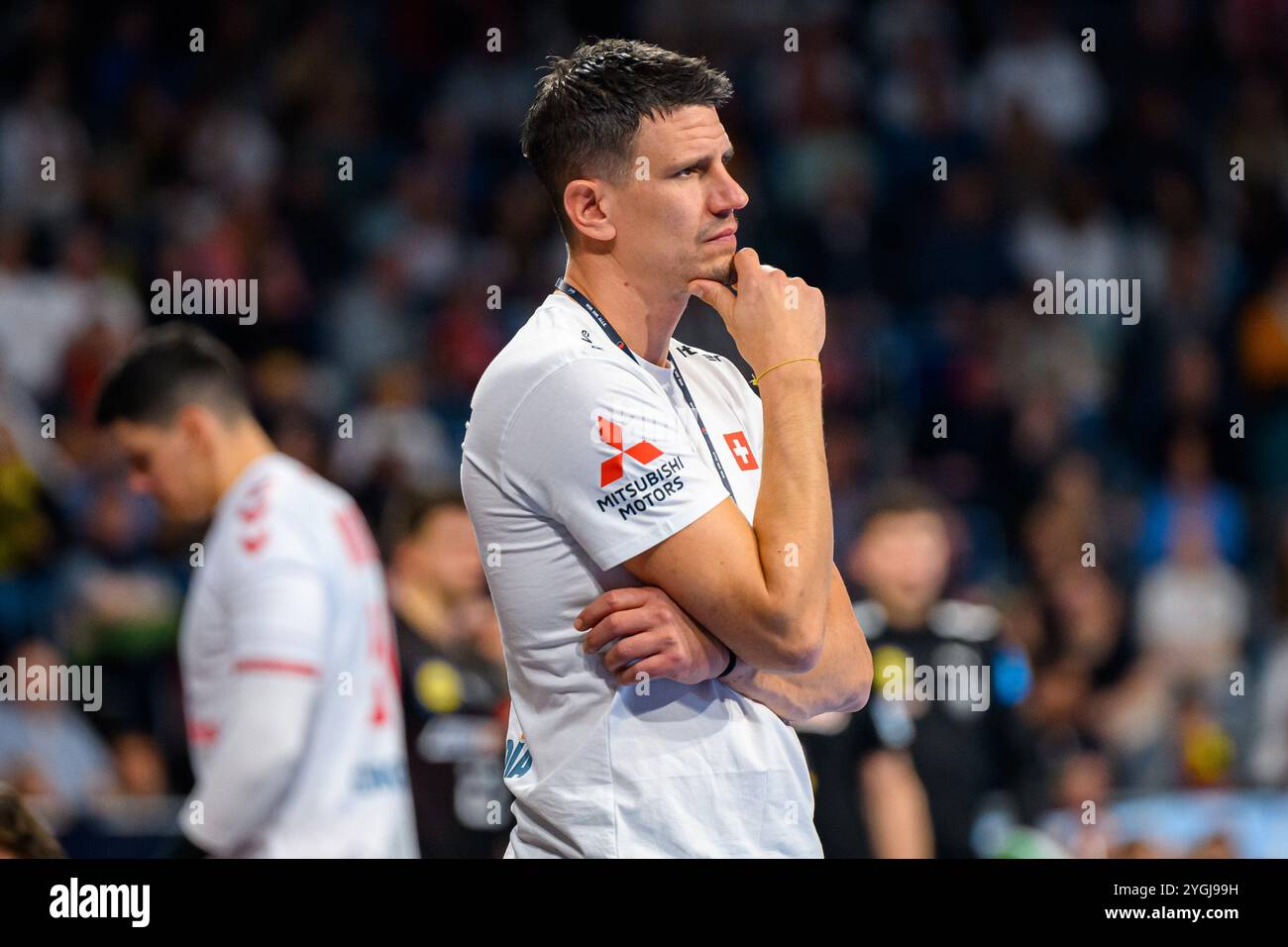 Mannheim, Deutschland. November 2024. Handball: Qualifikation zur Europameisterschaft, Deutschland - Schweiz, 2. Qualifikationsrunde, Gruppe 7, Spieltag 1, Andy Schmid, Schweizer Trainer, reagiert am Rande. Quelle: Marco Wolf/dpa/Alamy Live News Stockfoto